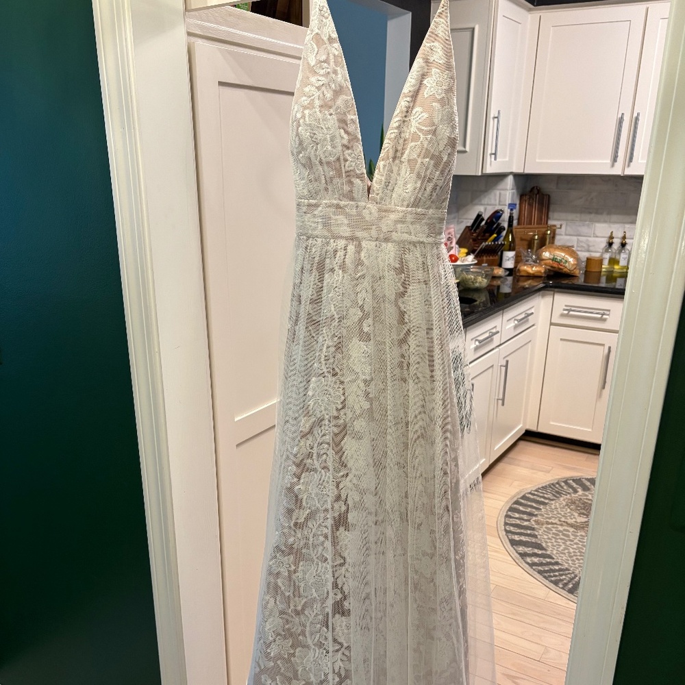 Stunning wedding gown, NWT.